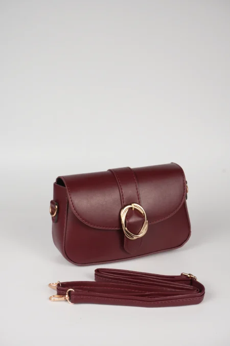 Zarif Tasarımlı Toka Detaylı Kapaklı Omuz Askılı Çanta